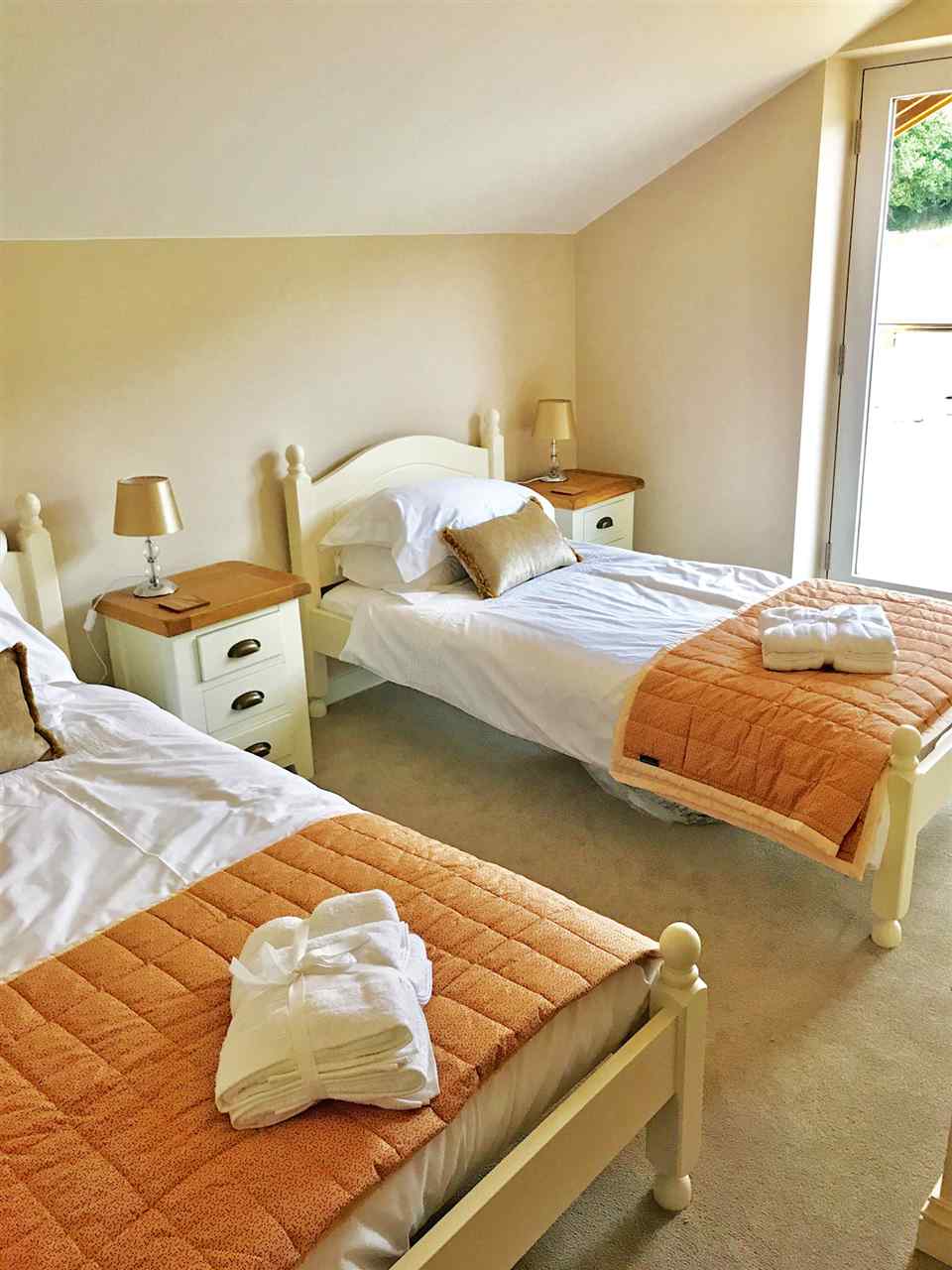 resized-2349823-twin bedroom for Home Away.jpg